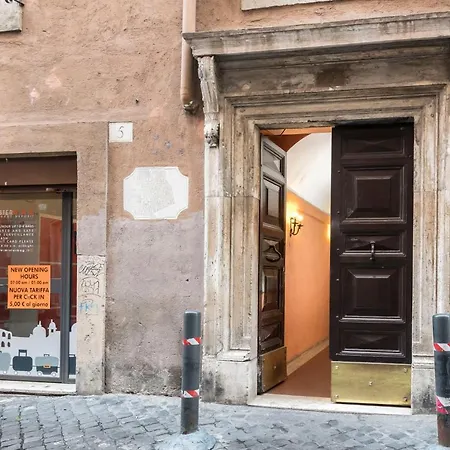 Arco In Pantheon Daire Roma
